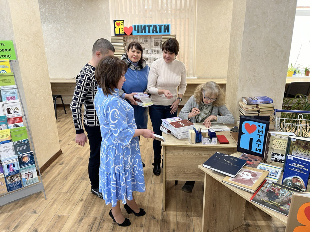 Колектив кафедри долучився до акції подаруй бібліотеці книгу